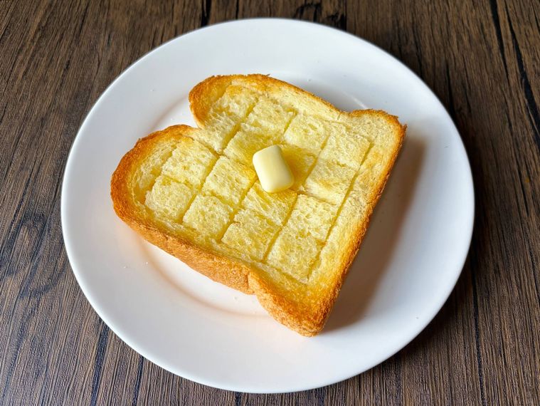白色の皿に盛られたダブルソフトのバタートースト