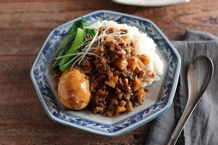 8角形の皿に盛られたルーローハン