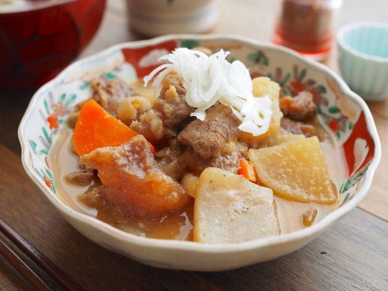 和皿に盛られた牛すじ煮込み