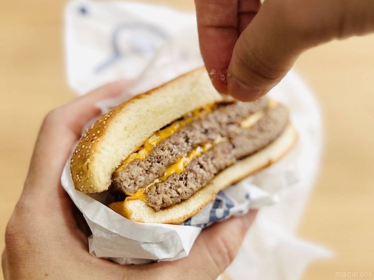 ソース抜きでオーダーしたサムライマック 炙り醤油風 ダブル肉厚ビーフに塩を振っている様子
