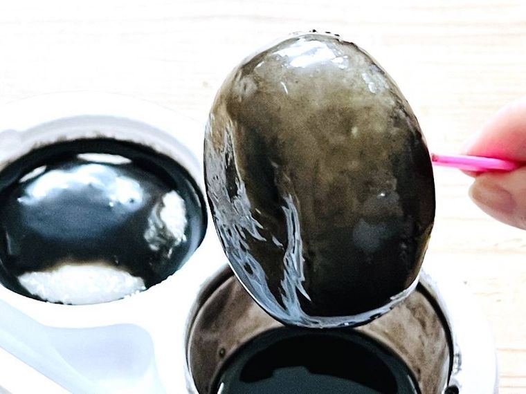 黒ねりごまがかかった雪見だいふくをピックで持ち上げている様子
