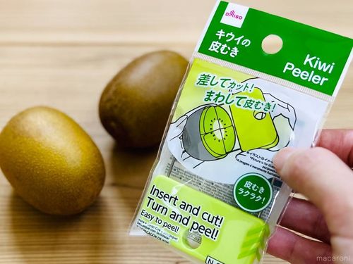 キウイ2個と、ダイソーのキウイの皮むき