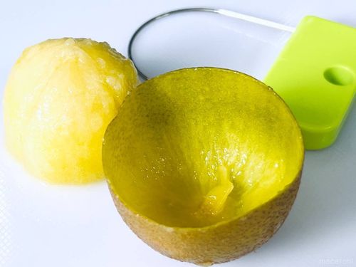 ダイソーのキウイの皮むきと、皮をむいたキウイ