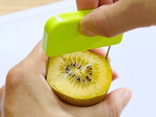 ダイソーのキウイの皮むきでキウイの皮をむいている様子