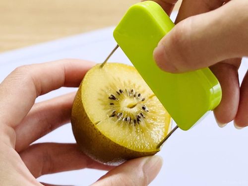 ダイソーのキウイの皮むきをキウイに差し込んだ様子