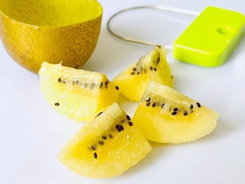 ダイソーのキウイの皮むきと、カットしたキウイ