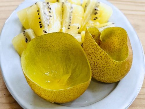キウイの皮と実を皿に盛り付けた様子
