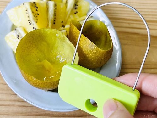 ダイソーのキウイの皮むきと、皮をむいたキウイ