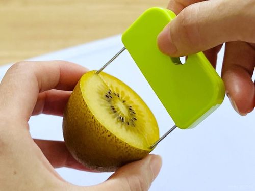 ダイソーのキウイの皮むきをキウイに差し込んだ様子