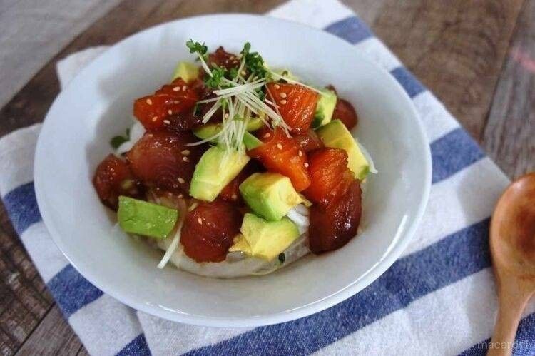 食卓に並べられたポキ丼