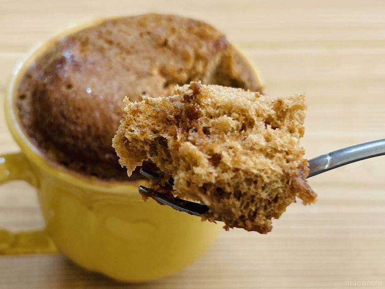 マグカップでふっくらケーキモコモコのチョコをフォークですくった様子
