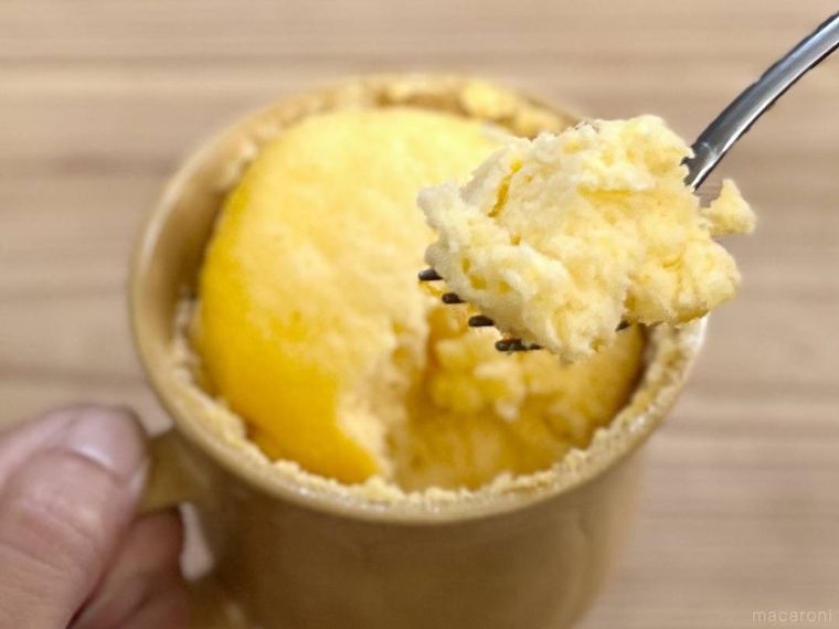 マグカップでふっくらケーキモコモコのバニラをフォークですくった様子