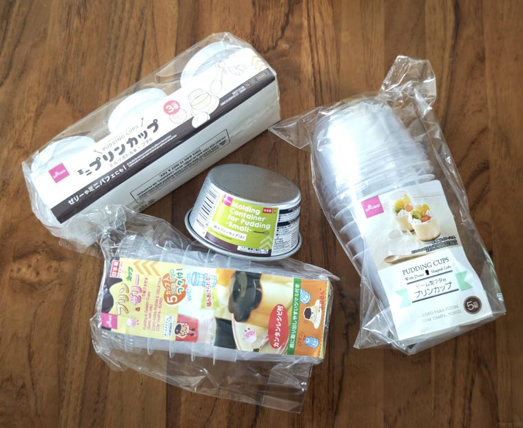 ダイソーのプリンカップが机の上に置いてある