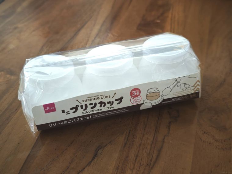 ミルクボトル型プリンカップが机の上に置いてある