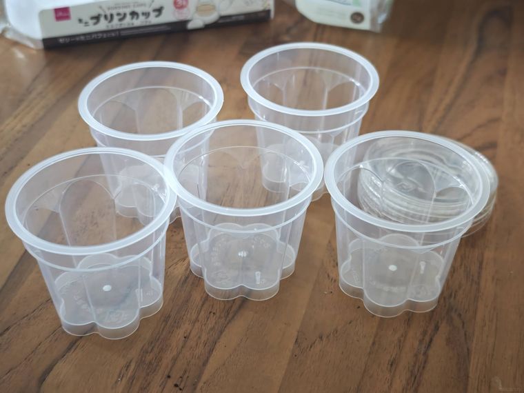 プリンゼリーカップが机の上に置いてある