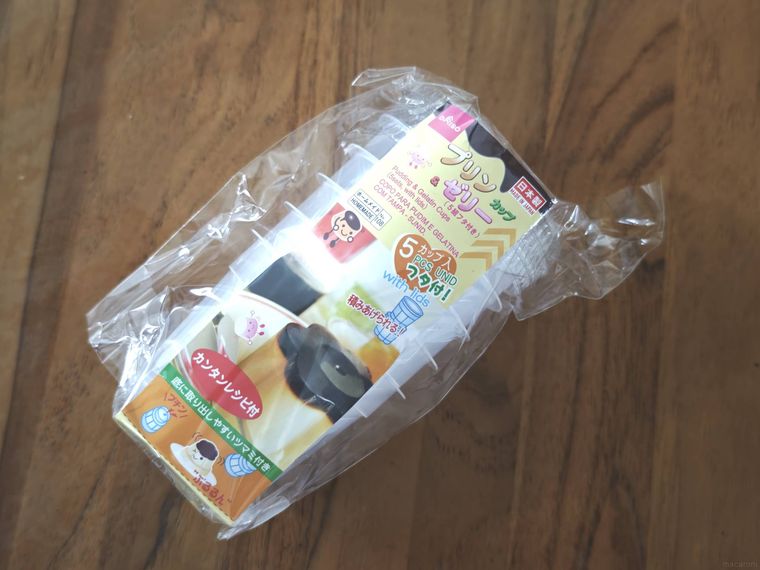プリンゼリーカップが机の上に置いてある