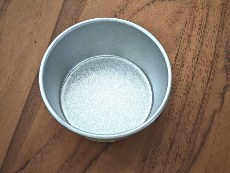 銀河プリンカップが机の上に置いてある
