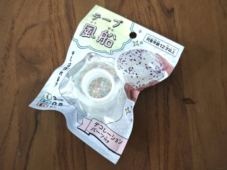 テープ風船 クリアが机の上に置いてある