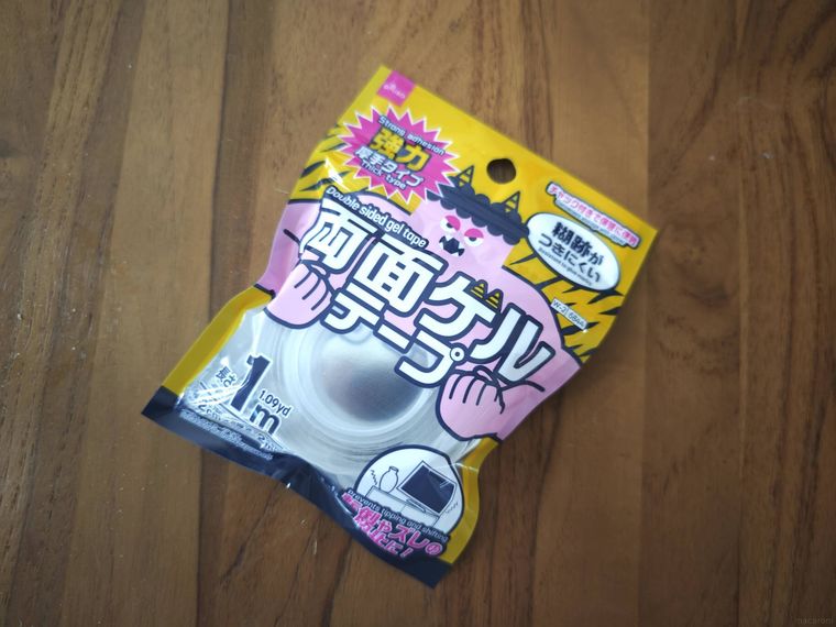 両面ゲルテープが机の上に置いてある