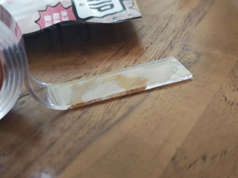 粘着ゲル両面テープ厚手ソフトが机の上に置いてある