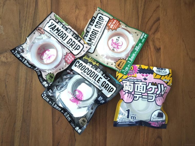 ダイソーで購入できる粘着ゲルテープが机の上に置いてある