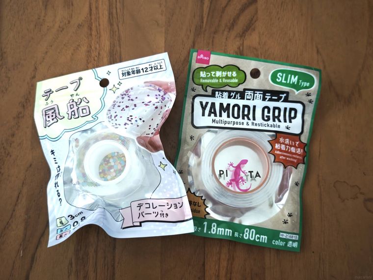 ダイソーで買えるナノテープが机の上に置いてある