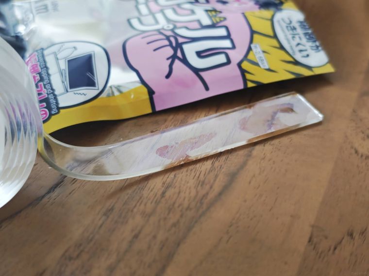 両面ゲルテープが机の上に置いてある