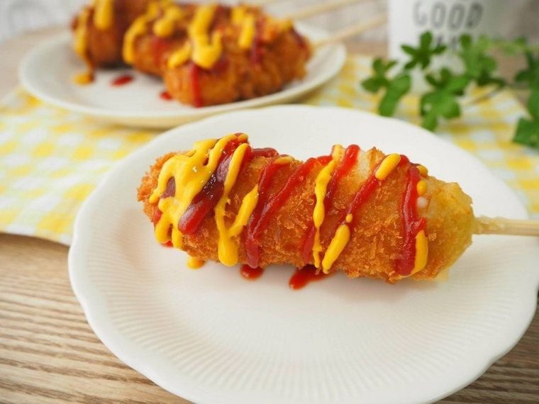 ケチャップとマスタードがかかったチーズハットグ