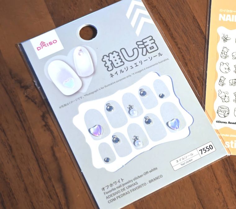 推し活ネイルジュエリーシールが机の上に置いてある