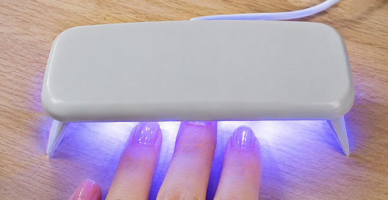 LED・UVライトで硬化している様子