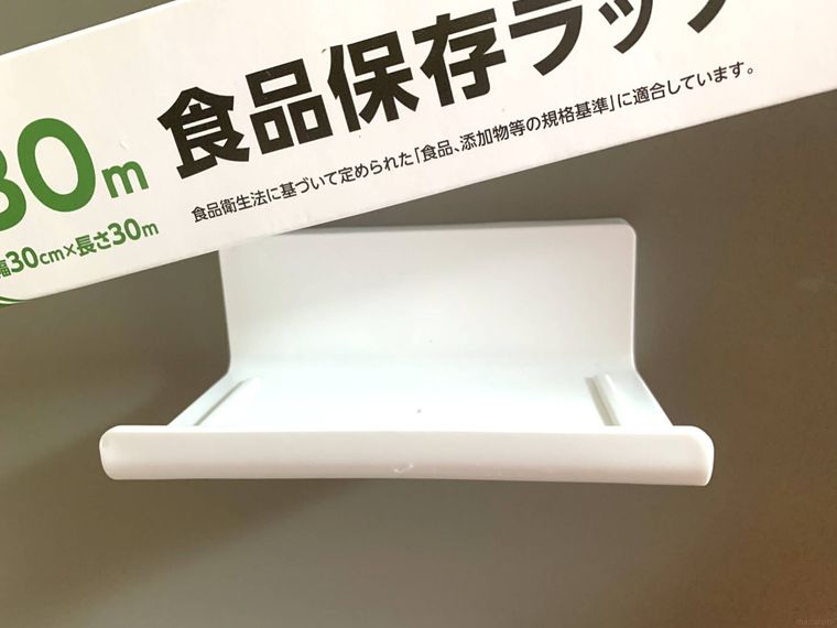 冷蔵庫の横につけたダイソーのnoma ラップホルダーマグネット