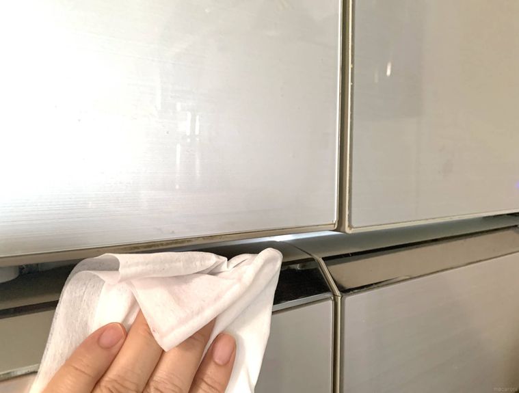 ダイソーの掃除シートで冷蔵庫を拭く様子