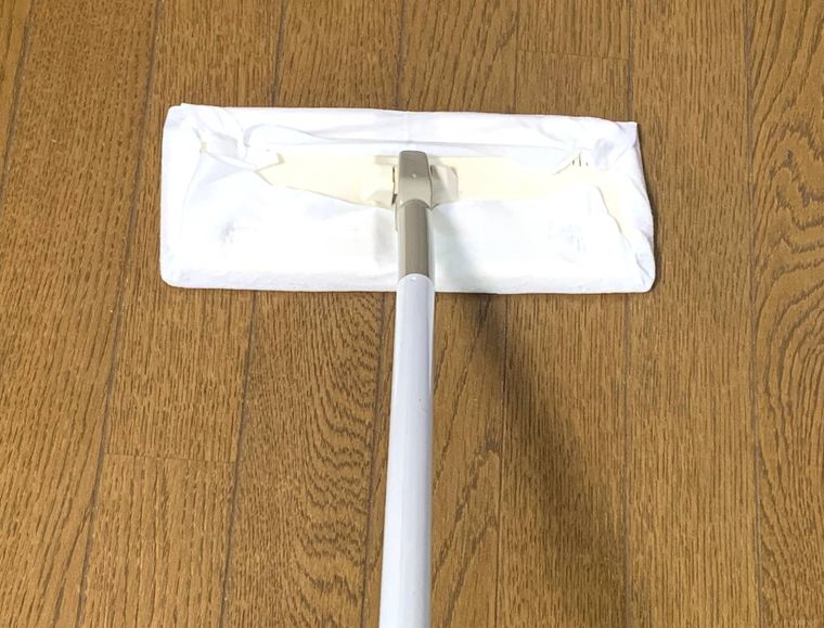 ダイソーの掃除シートで木材のフローリングを拭く様子