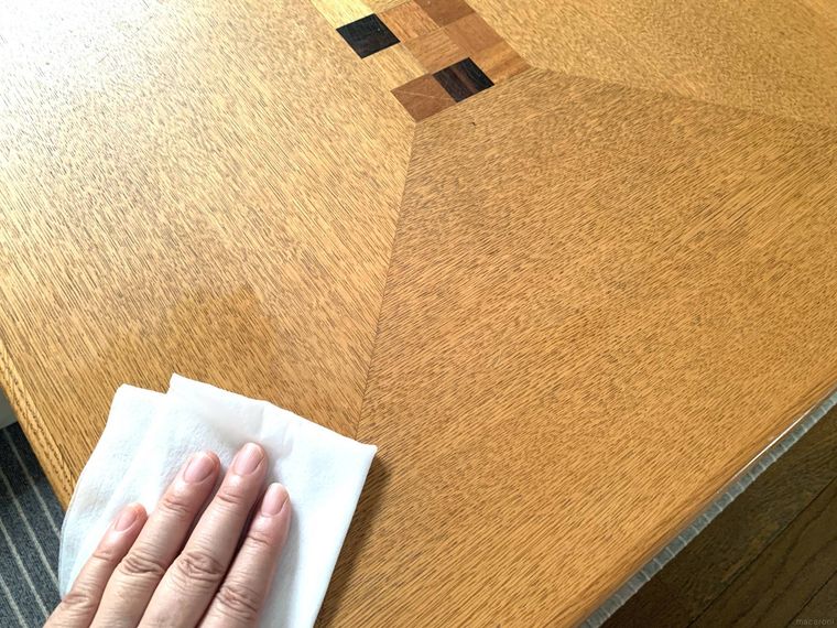 ダイソーの掃除シートでテーブルを拭く様子