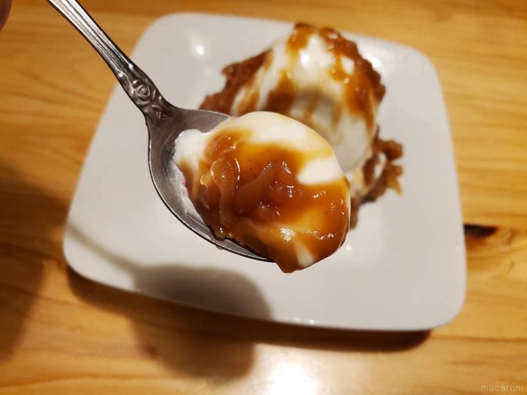 鳥貴族モンブランアイスをスプーンですくっている様子