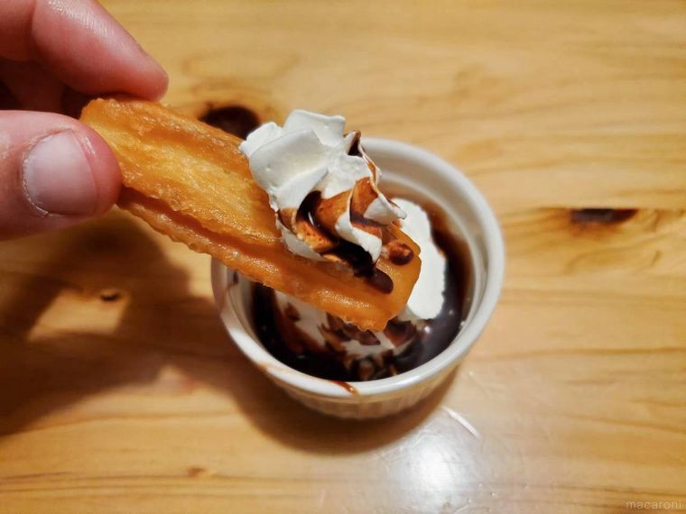 鳥貴族チュロにチョコシロップとホイップクリームをのせたイメージ