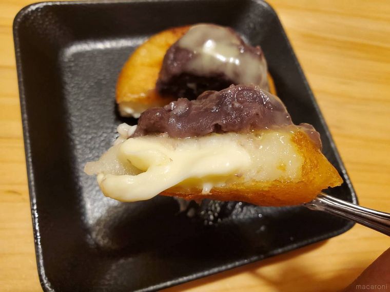 鳥貴族カマンベールコロッケあんバターソースをフォークで箸上げしている様子