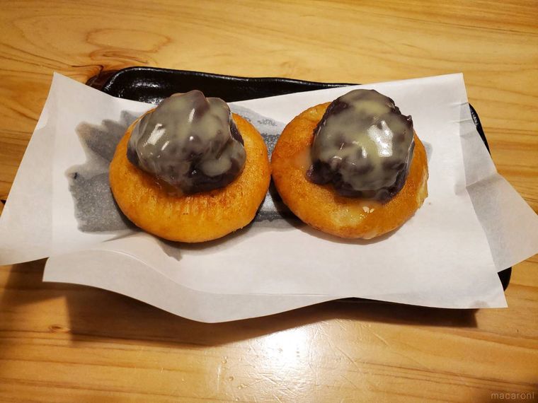 黒いお皿にふたつ並んだ鳥貴族カマンベールコロッケあんバターソース