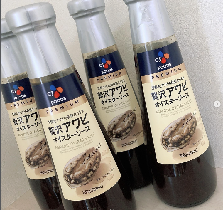 コストコの贅沢アワビオイスターソースが4本並んでいる