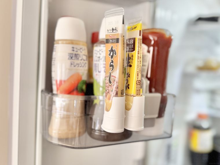 冷蔵庫ポケットの外に取り付けた薬味チューブキャップフック付