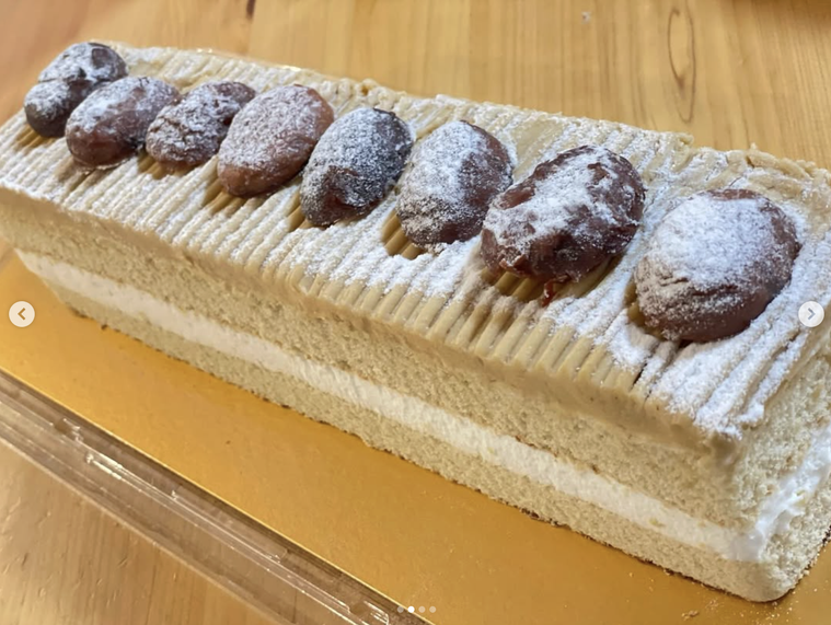 コストコのモンブランバーケーキが机に置かれている
