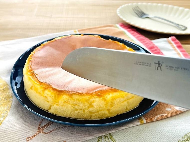 包丁でホールケーキを切り分けようとしている様子