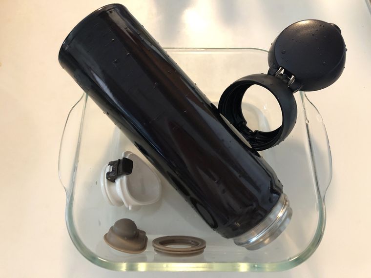 容器に入った水筒本体とパーツ