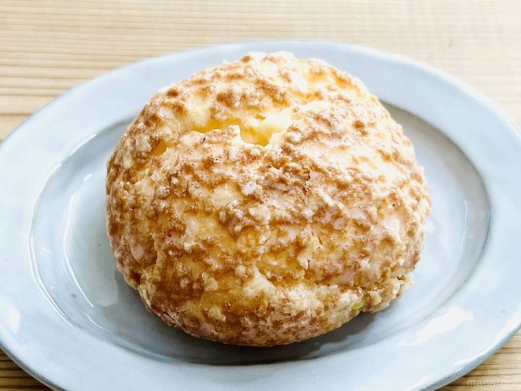 東京ばな奈 ザクほろシュー ダブルバナナ味を灰色の皿に盛り付けた様子