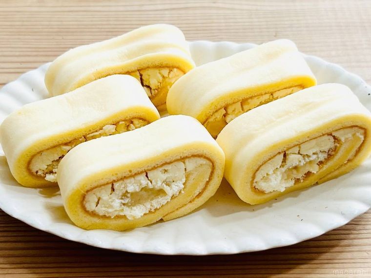 東京ばな奈 もっちりクリームロール ダブルバナナ味を白い皿に盛り付けた様子