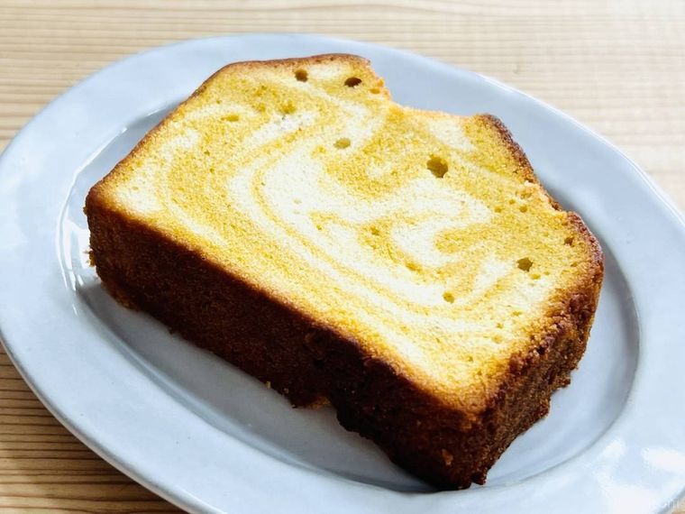 東京ばな奈 バナナかすたあどパウンドケーキを灰色の皿に盛り付けた様子