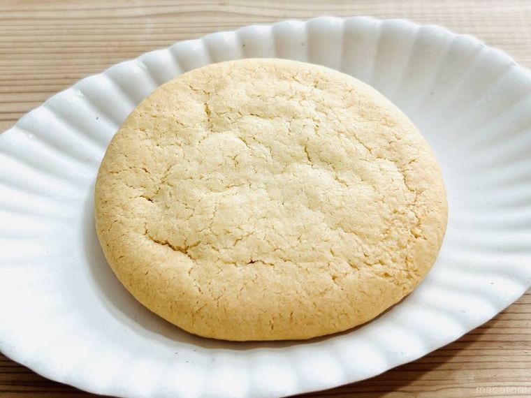 東京ばな奈 バナナかすたあどクッキーを白い皿に盛り付けた様子