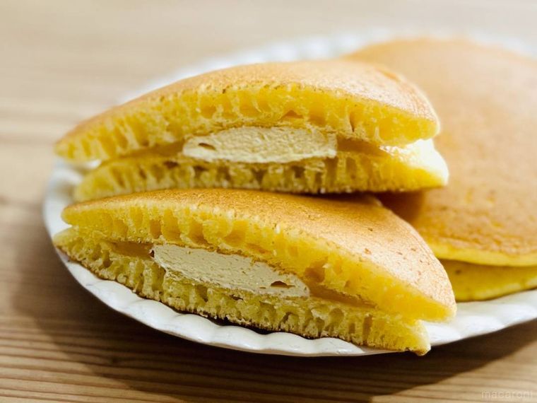 東京ばな奈 バナナかすたあどパンケーキを半分にカットした様子