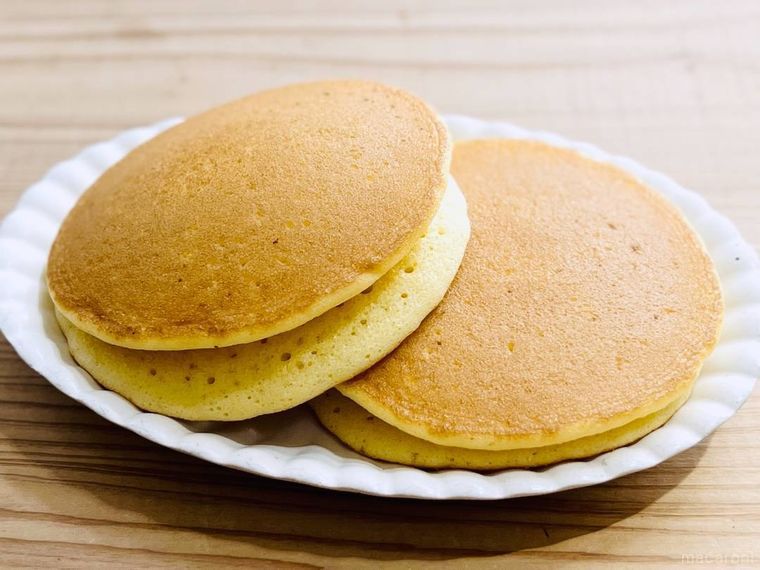 東京ばな奈 バナナかすたあどパンケーキを白い皿に盛り付けた様子