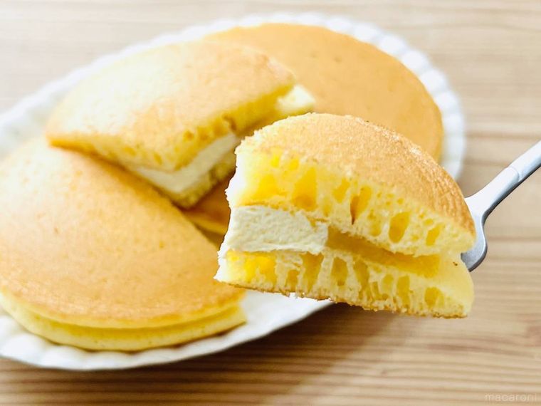 東京ばな奈 バナナかすたあどパンケーキをフォークですくった様子